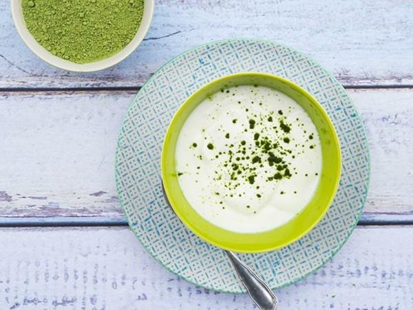 Διαλείπουσα νηστίσιμη κρέμα σούπας με matcha