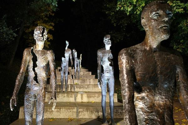 έργα τέχνης γλυπτά τα θύματα του κομμουνισμού