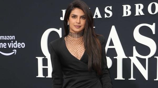 priyanka chopra υπέροχη στολή