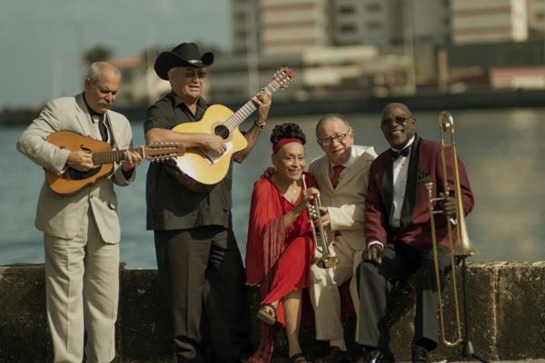 ακούγοντας μουσική salsa buena vista social club malecon