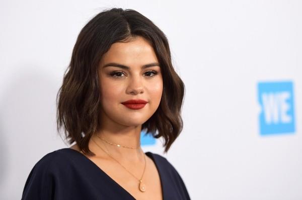 η Selena Gomez μόνη της στην εικόνα