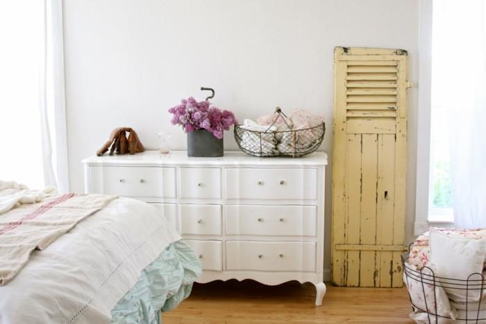 shabby chic dresser sideboard λευκό υπνοδωμάτιο παλιά παντζούρια κίτρινα