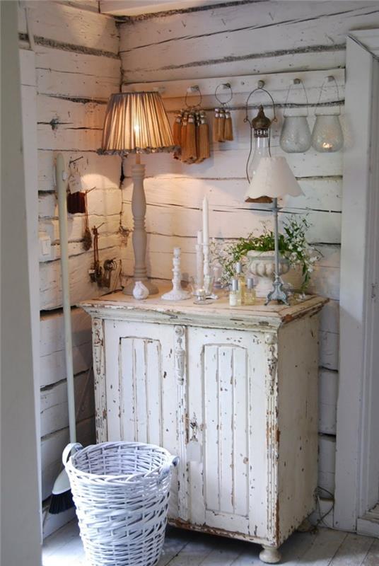 shabby chic dresser sideboard λευκά ίχνη φθοράς υφαντά καλάθι τοίχου που καλύπτει ξύλινο μουσαμά επιτραπέζιο φωτιστικό ρετρό