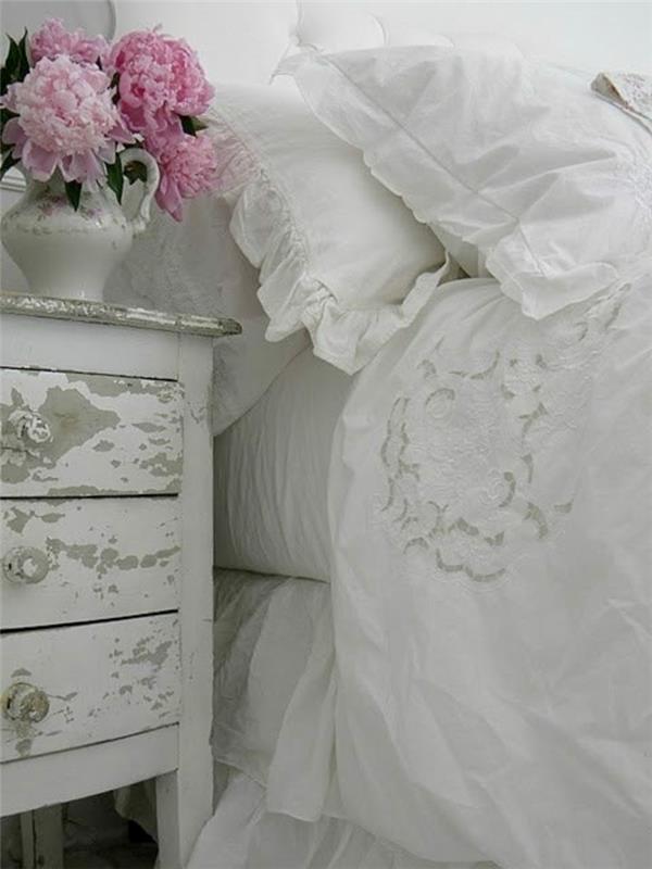 shabby chic έπιπλα φτιάξτε μόνοι σας σημάδια γήρανσης λευκά χρώματα συρτάρια παιώνιες κρεβατοκάμαρας