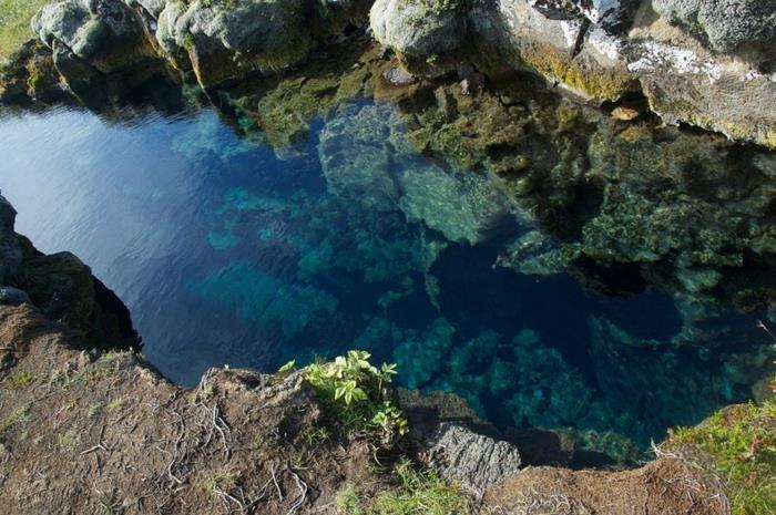 silfra στήλη Ισλανδία φυσικό τοπίο ταξιδιωτικός προορισμός