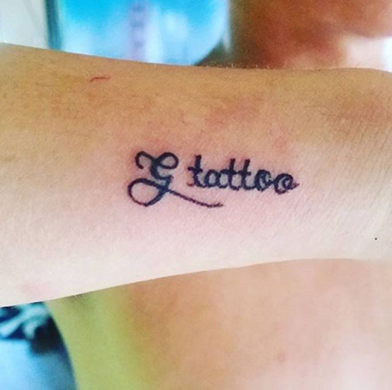 Elegantiški „G Name Tattoo“ vaizdai