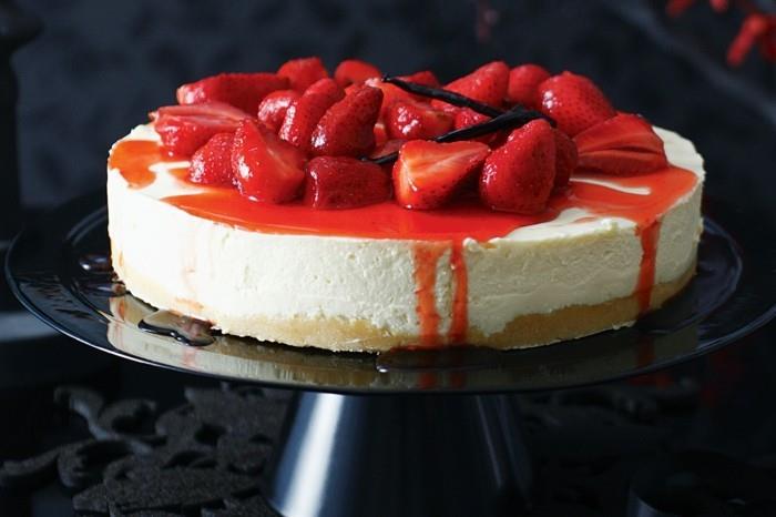 Κέικ που διακοσμεί το cheesecake με τις φράουλες