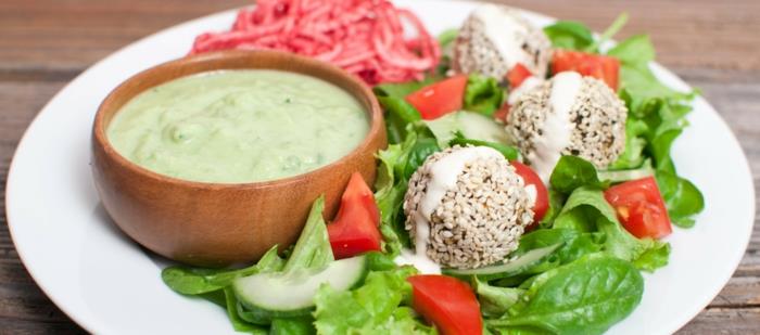 vegan συνταγές falafel σουσάμι μαρούλι ντομάτες