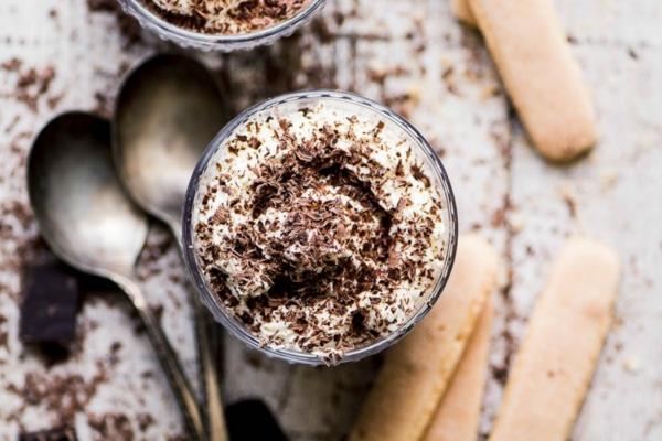 vegan tiramisu χωρίς αυγό και χωρίς αλκοόλ με σπιτικές πασχαλίτσες