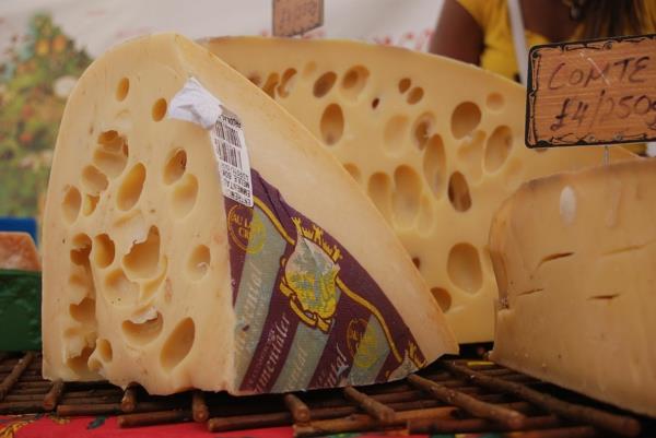 διάφορα τυριά Emmental