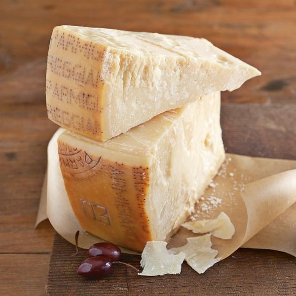 διάφορα είδη σκληρού τυριού Parmigiano-Reggiano