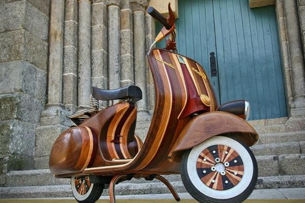 σκούτερ vespa από ξύλο ριγέ