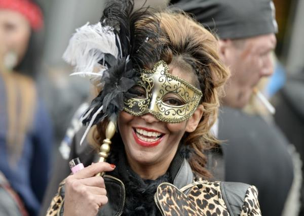 Καρναβάλι μάσκας ματιών Weiberfastnacht κολόνια 2015